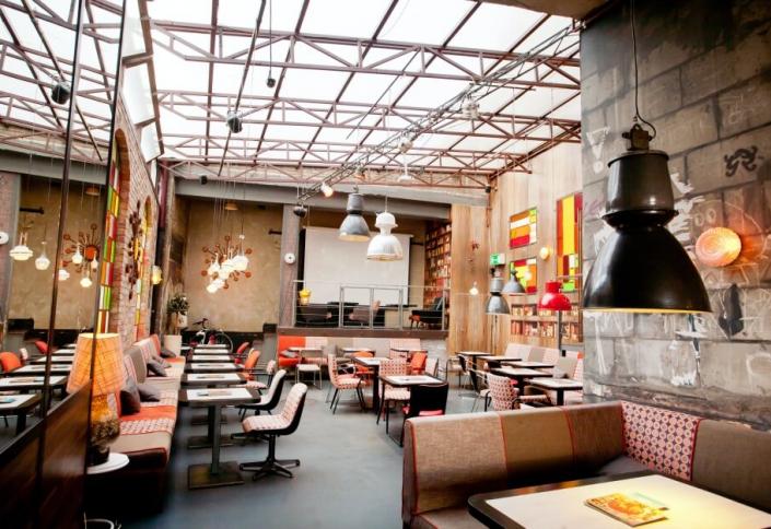 estilo minimalista versus industrial cafeteria pequena