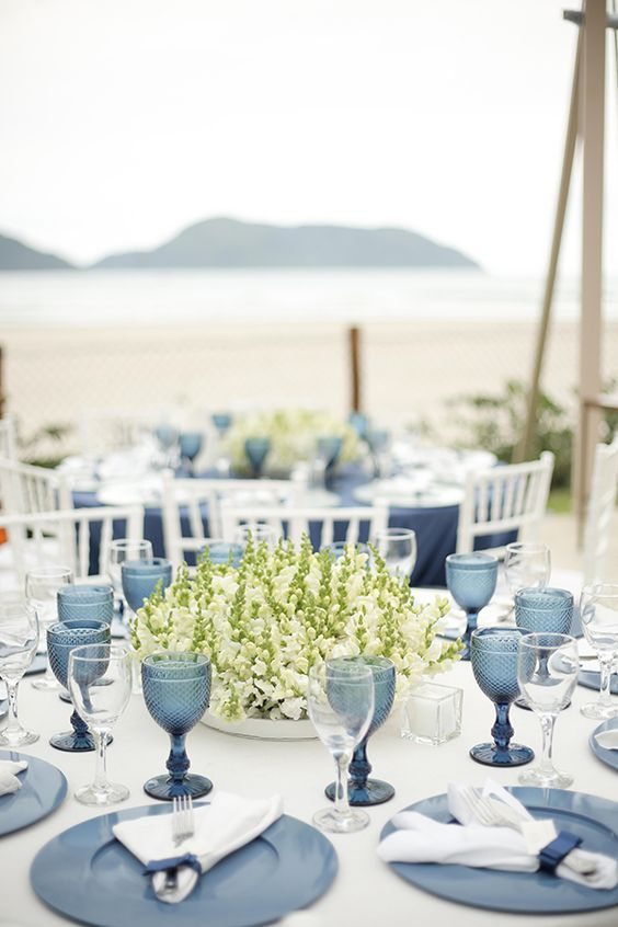 Decoração de Mesa Posta em Tons de Azul para Casamentos