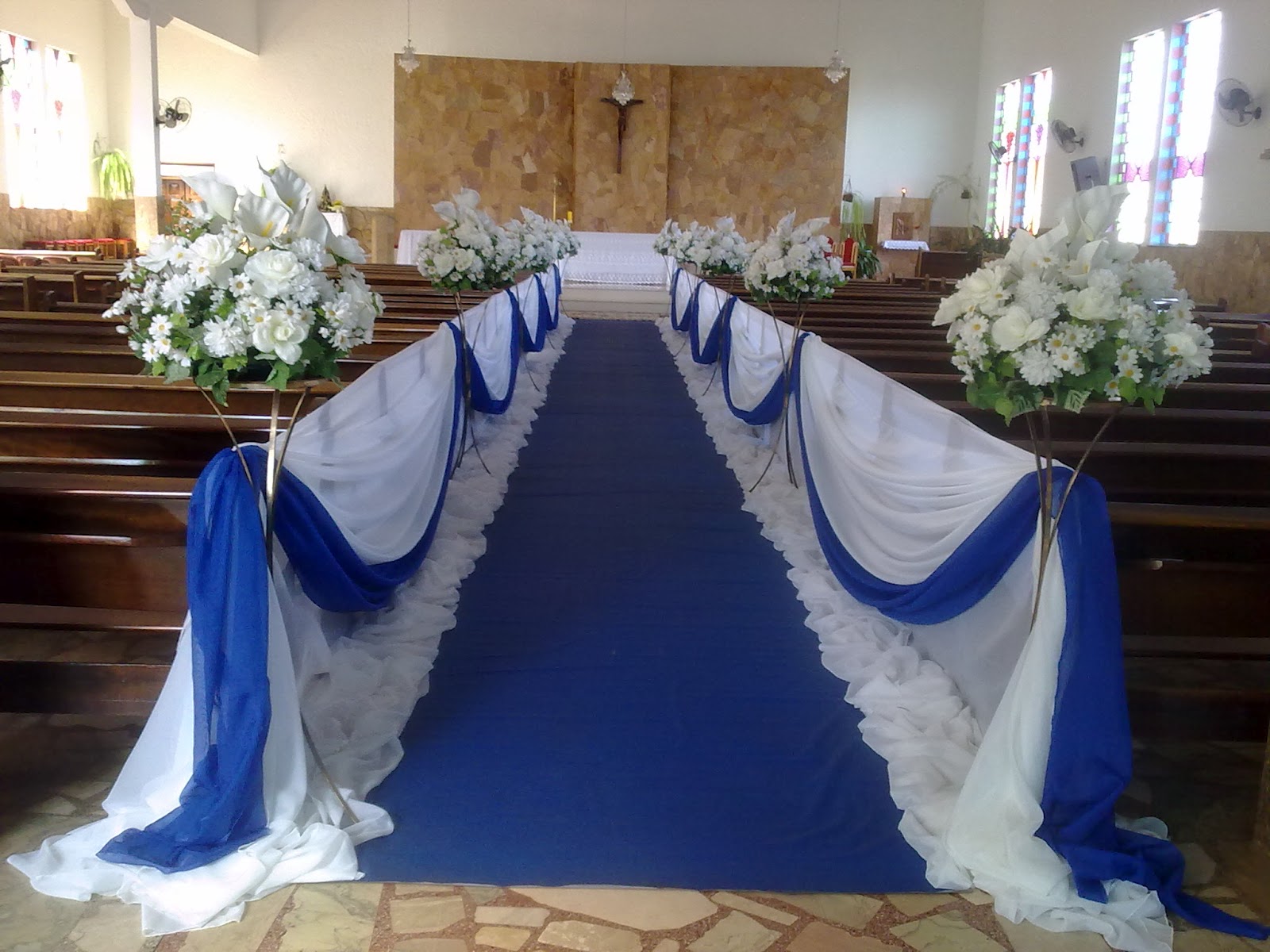 arranjos florais casamento azul royal e branco