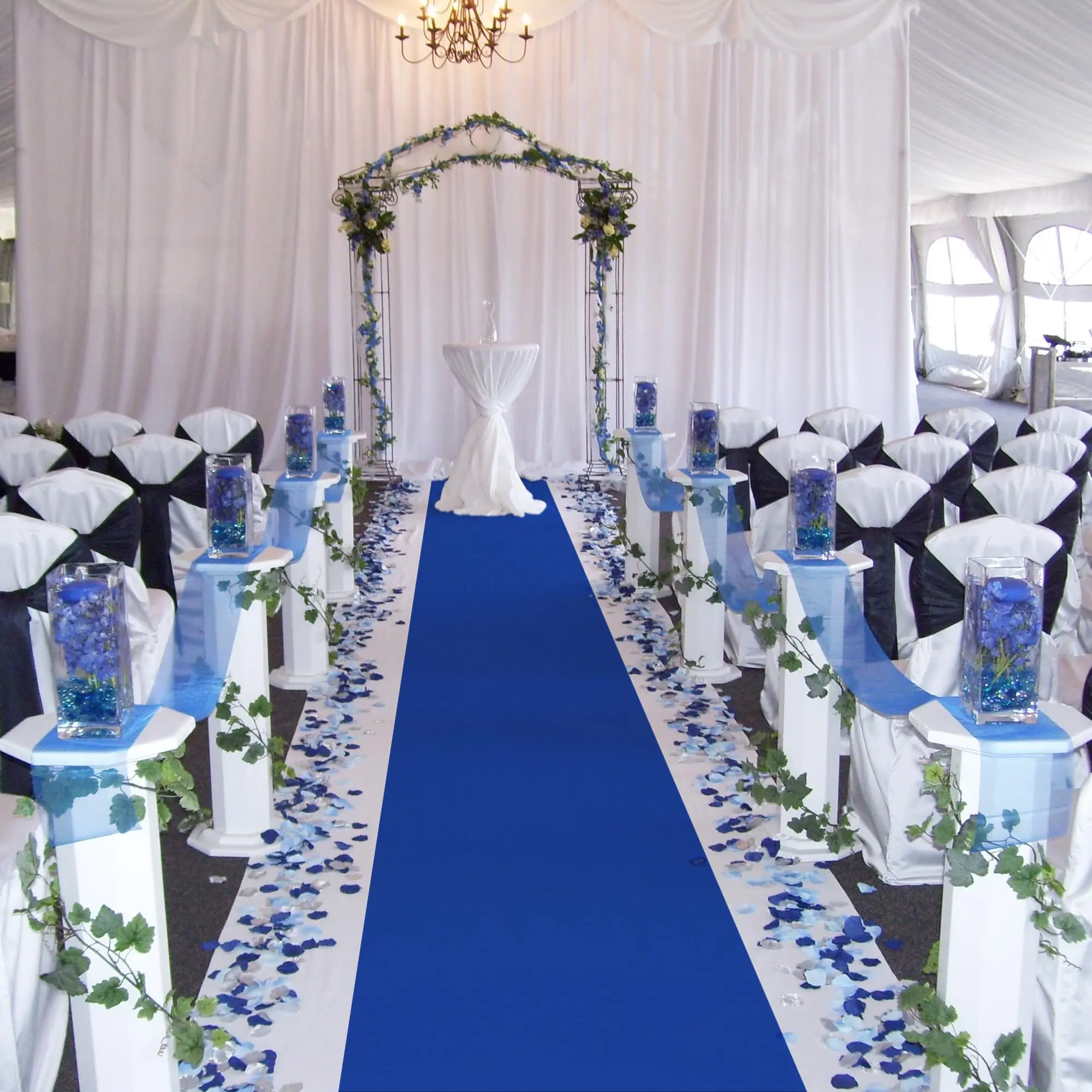 azul royal e branco versus azul serenity para casamento