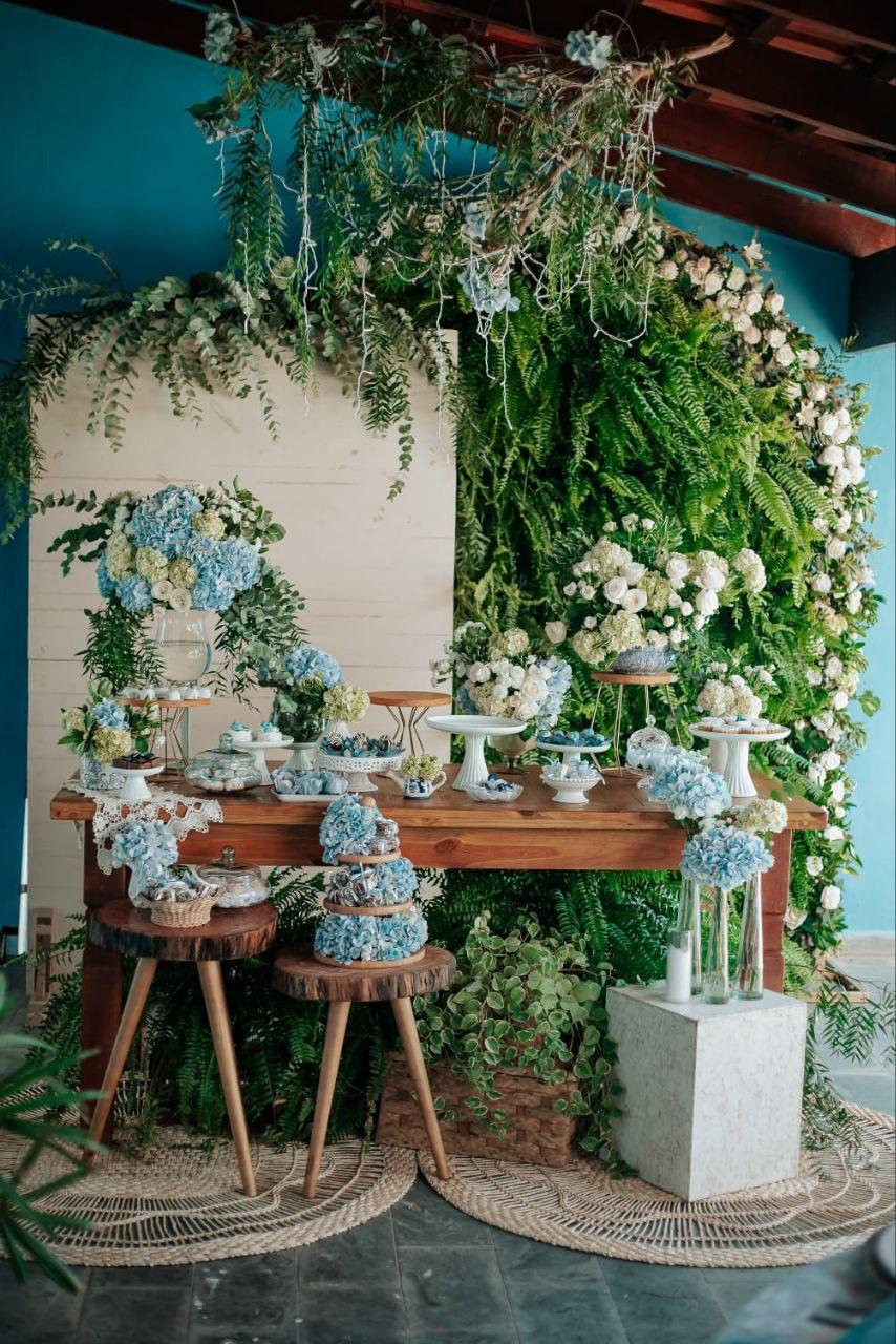 Como Criar uma Mesa Posta Elegante com Azul Serenity e Branco