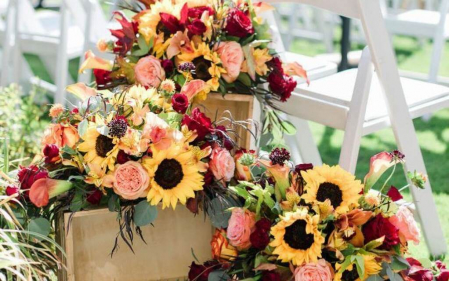 decoração de casamento com girassol e rosas vermelhas