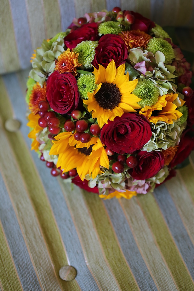 ideias de decoração de casamento com girassol e rosas vermelhas