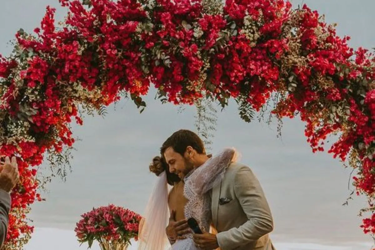 erros comuns na decoração de casamento com girassol e rosas vermelhas