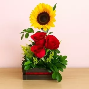 decoração de casamento com girassol e rosas vermelhas