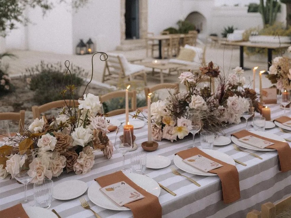 girassol e rosas vermelhas vs girassol e rosas brancas para casamento