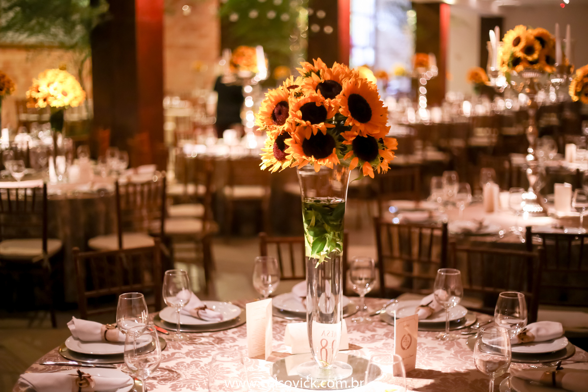 quanto custa a decoração de casamento com girassol e rosas vermelhas