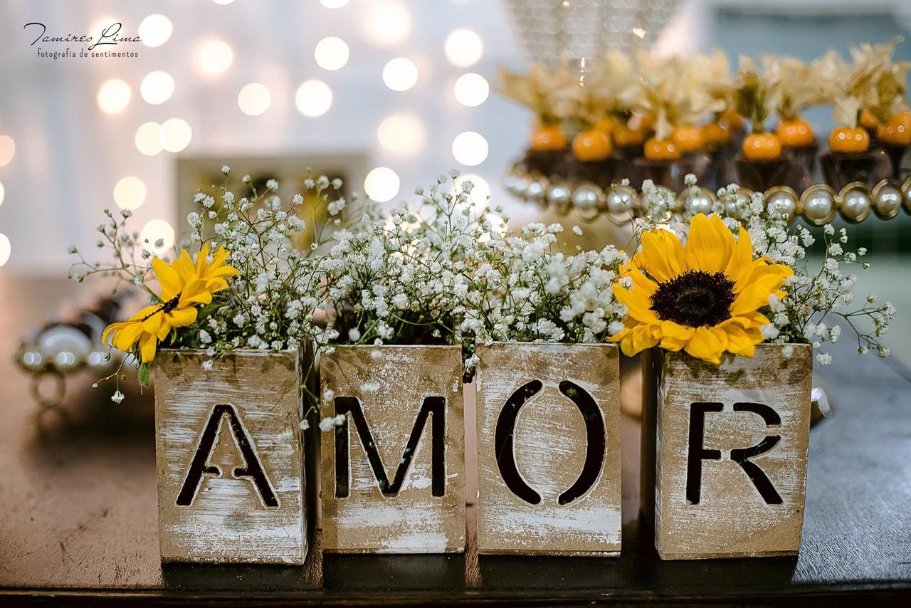 decoração de casamento com girassol e rosas vermelhas