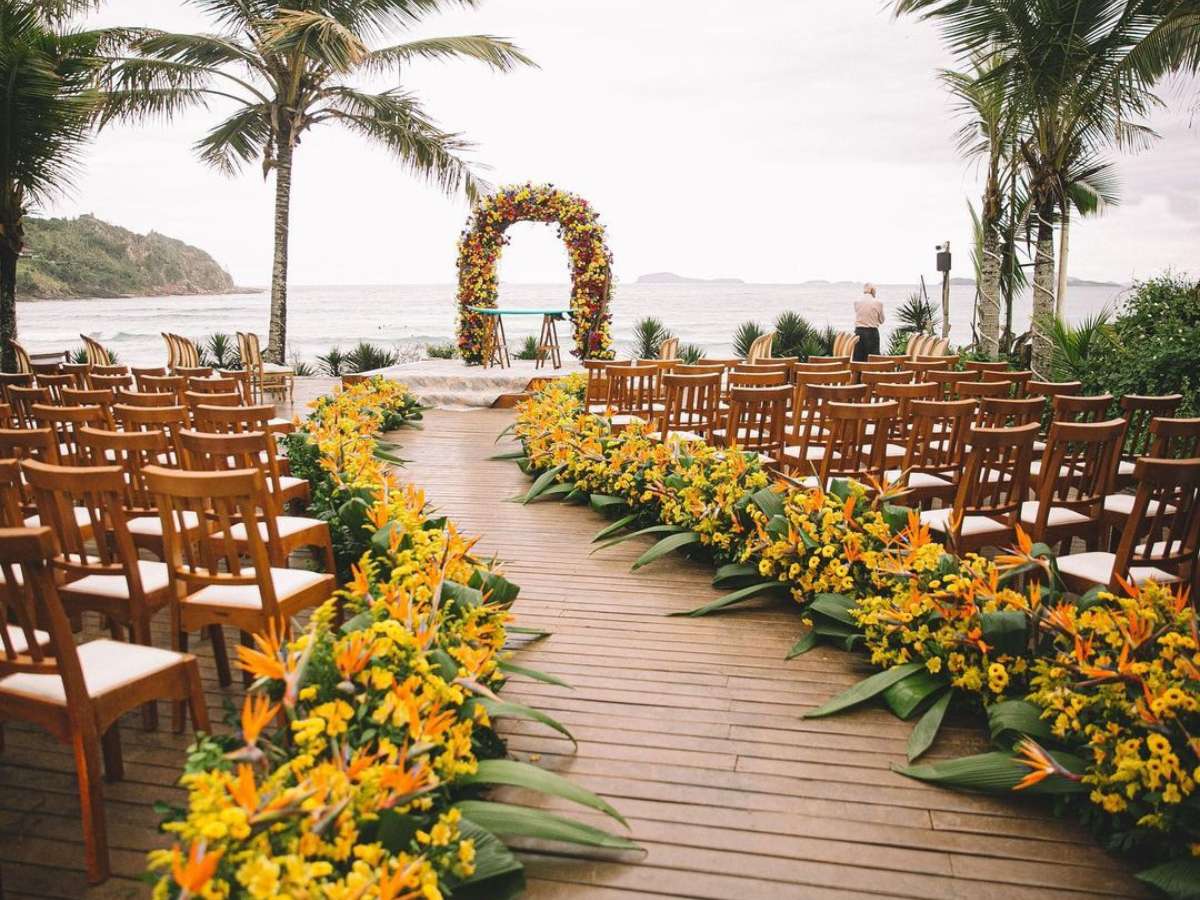 ideias de decoração de casamento com girassol e rosas vermelhas