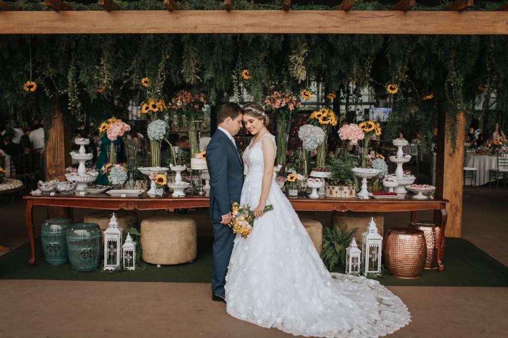 girassol e rosas vermelhas vs girassol e rosas brancas para casamento