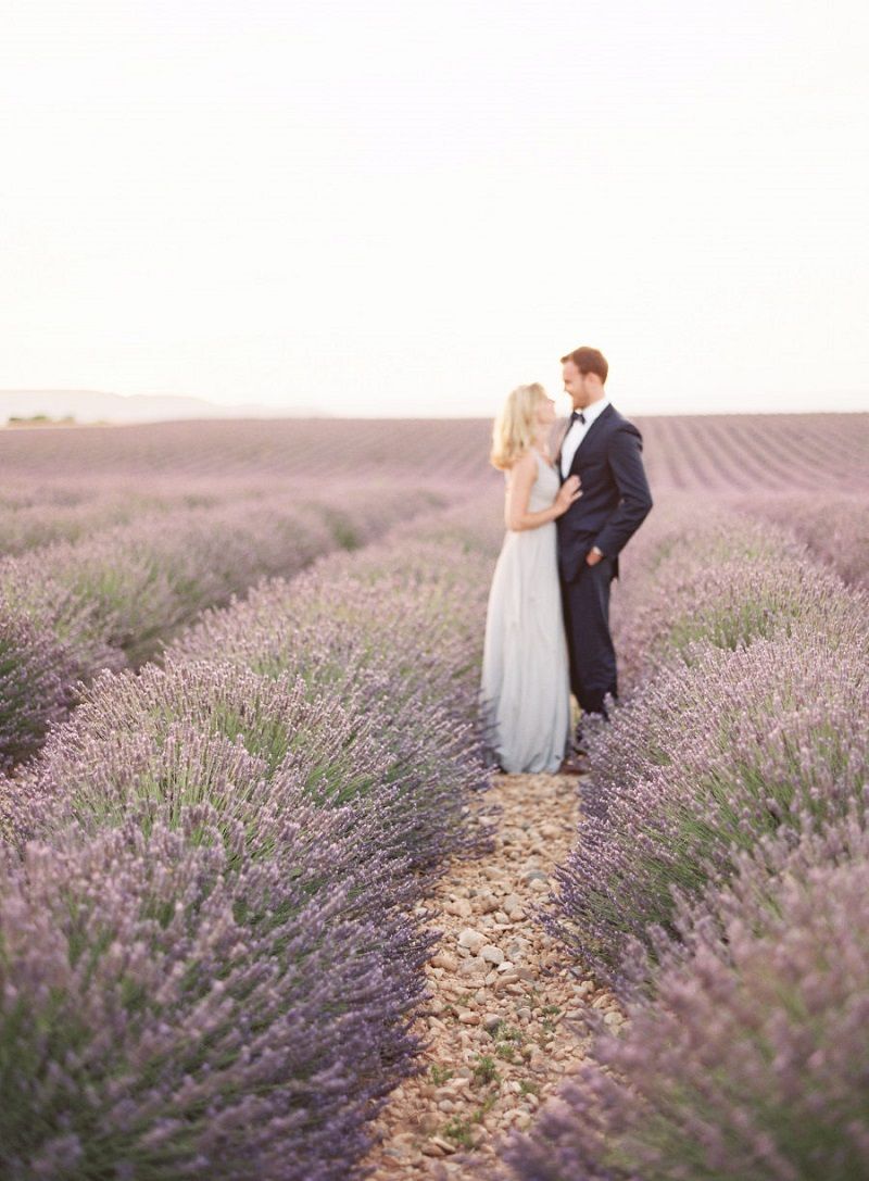 como fazer centros de mesa de lavanda simples para casamento