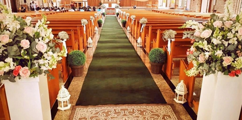 decoração de igreja clássica vs rústica para casamento