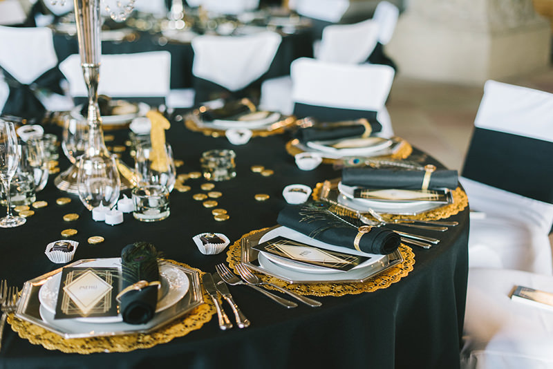decoração de mesa de convidados preto e dourado