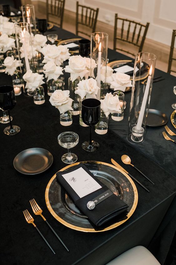 decoração de mesa de convidados preto e dourado