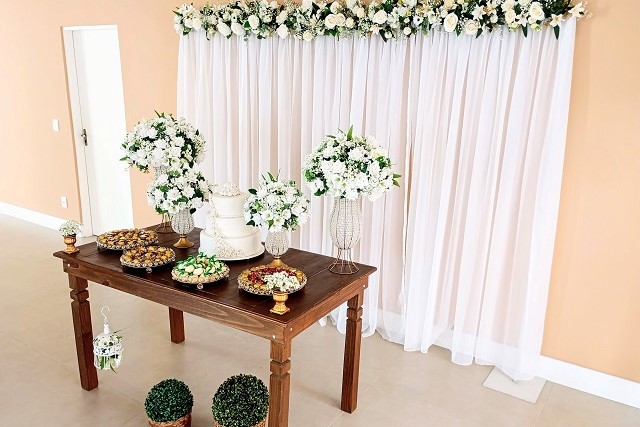 decoração de casamento simples com flores vs decoração elaborada