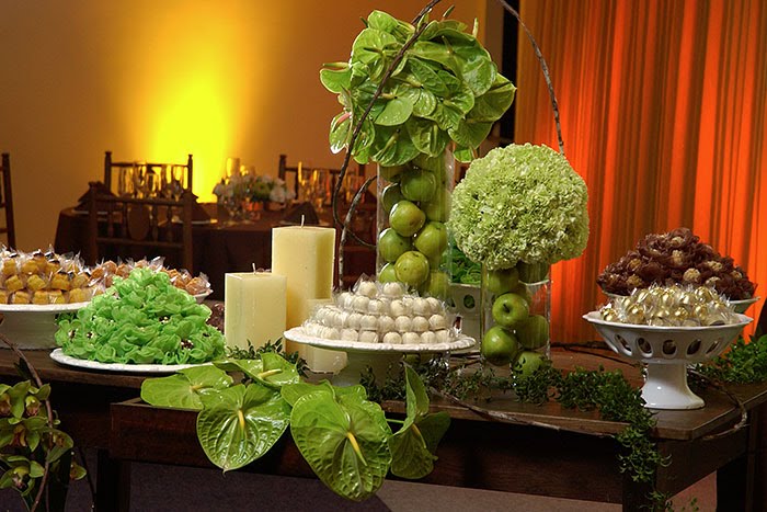 decoração de casamento verde simples vs decoração colorida