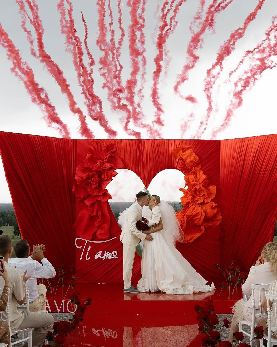 custo decoração casamento vermelho dourado