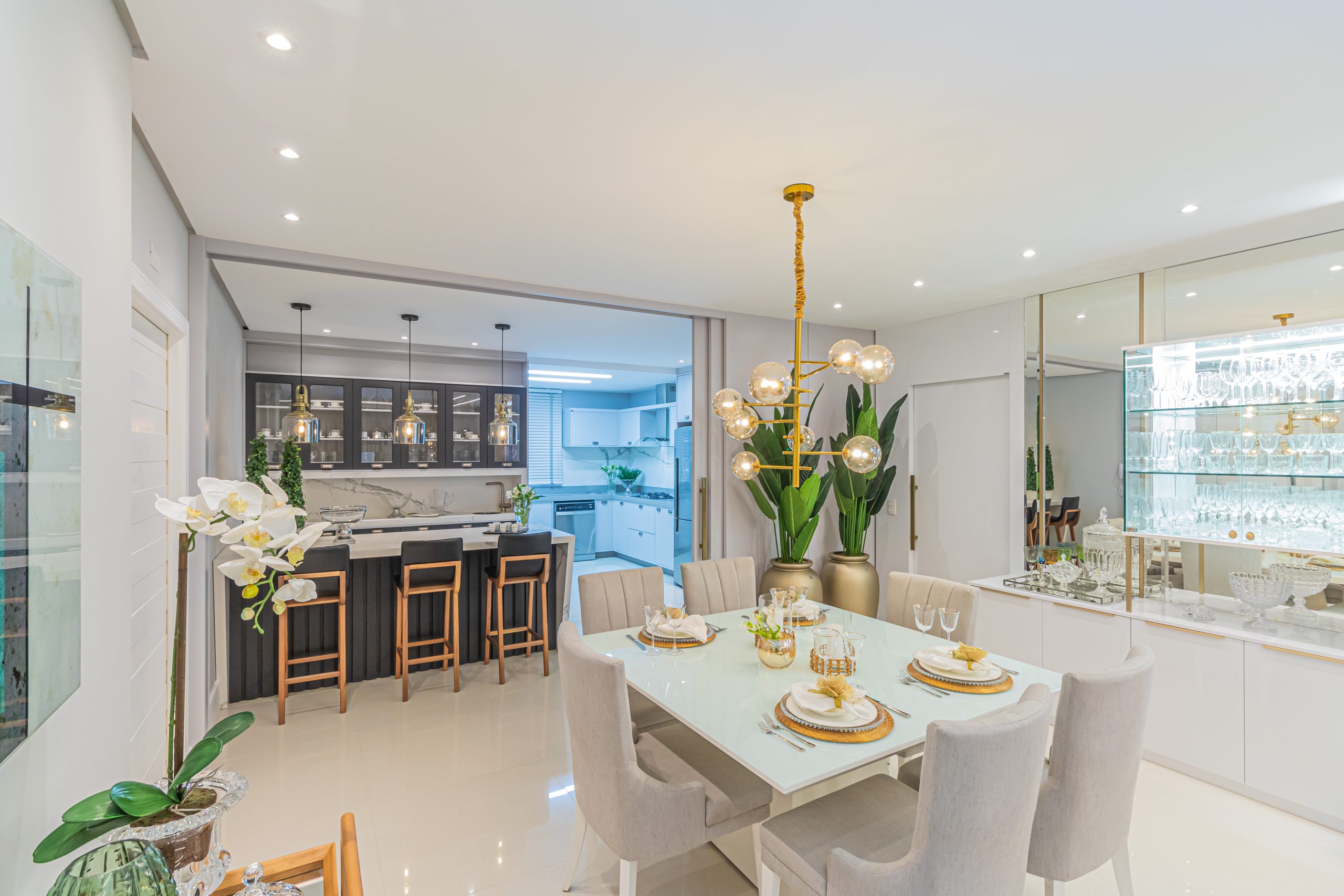 5 ideias de títulos:
1. Decoração 2026: As Cores Que Vão Dominar Seus Ambientes
2. Biofilia e Slow Design: Tendências de Decoração para um Lar Mais Consciente
3. Como Ampliar Espaços Pequenos com as Tendências de Decoração de 2026
4. Toque de Luxo Acessível: Dicas de Decoração para 2026
5. Art Déco Repaginado: O Clássico Que Volta com Tudo na Decoração de 2026