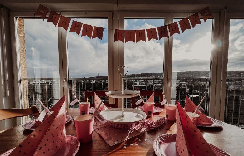 5 ideias de títulos:
1. Decoração de Confraternização: Tendências e Estilos para Inspirar seu Evento
2. Elementos Essenciais para uma Decoração de Confraternização Inesquecível
3. Como Criar uma Atmosfera Acolhedora na sua Confraternização Corporativa
4. Decoração Rústico Chic vs. Corporativo Moderno: Qual Escolher?
5. Dicas de Decoração para Confraternizações em Ambientes Abertos e Fechados