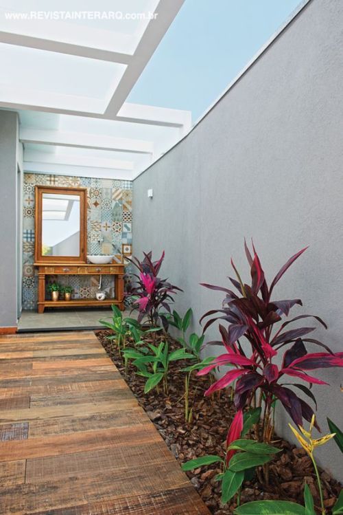 Como Criar um Jardim Vertical Charmoso no seu Corredor Lateral