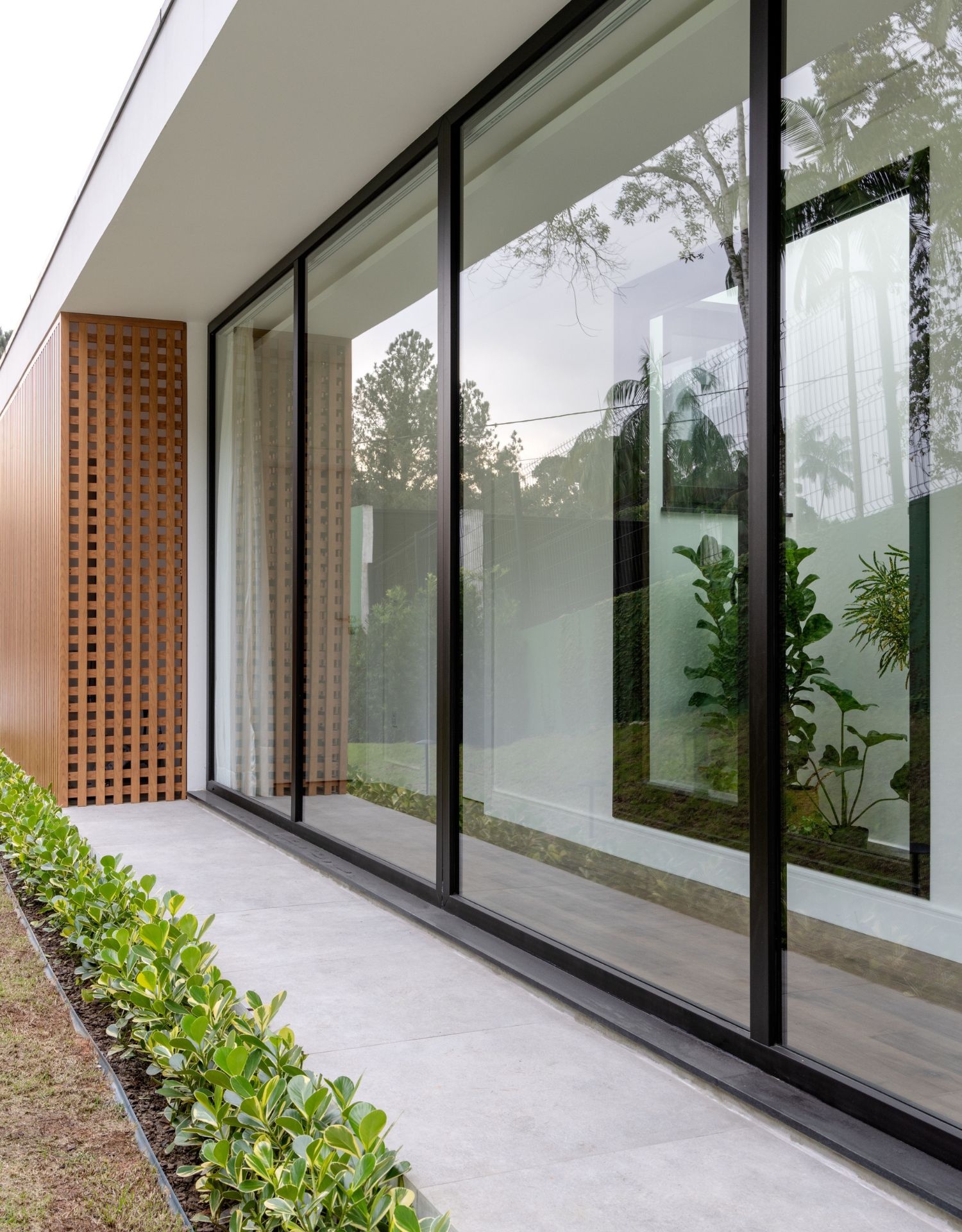 Revestimentos e Pisos: Dicas para Valorizar o Corredor Externo da sua Casa