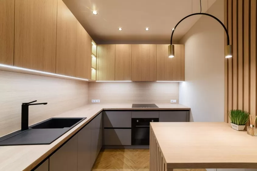 Minimalismo Quente: Como Aplicar Prateleiras Abertas e Eletrodomésticos Camuflados na Sua Cozinha