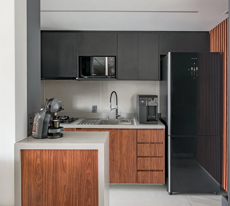 inspiração cozinha com geladeira preta