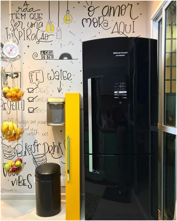 geladeira preta para cozinha pequena