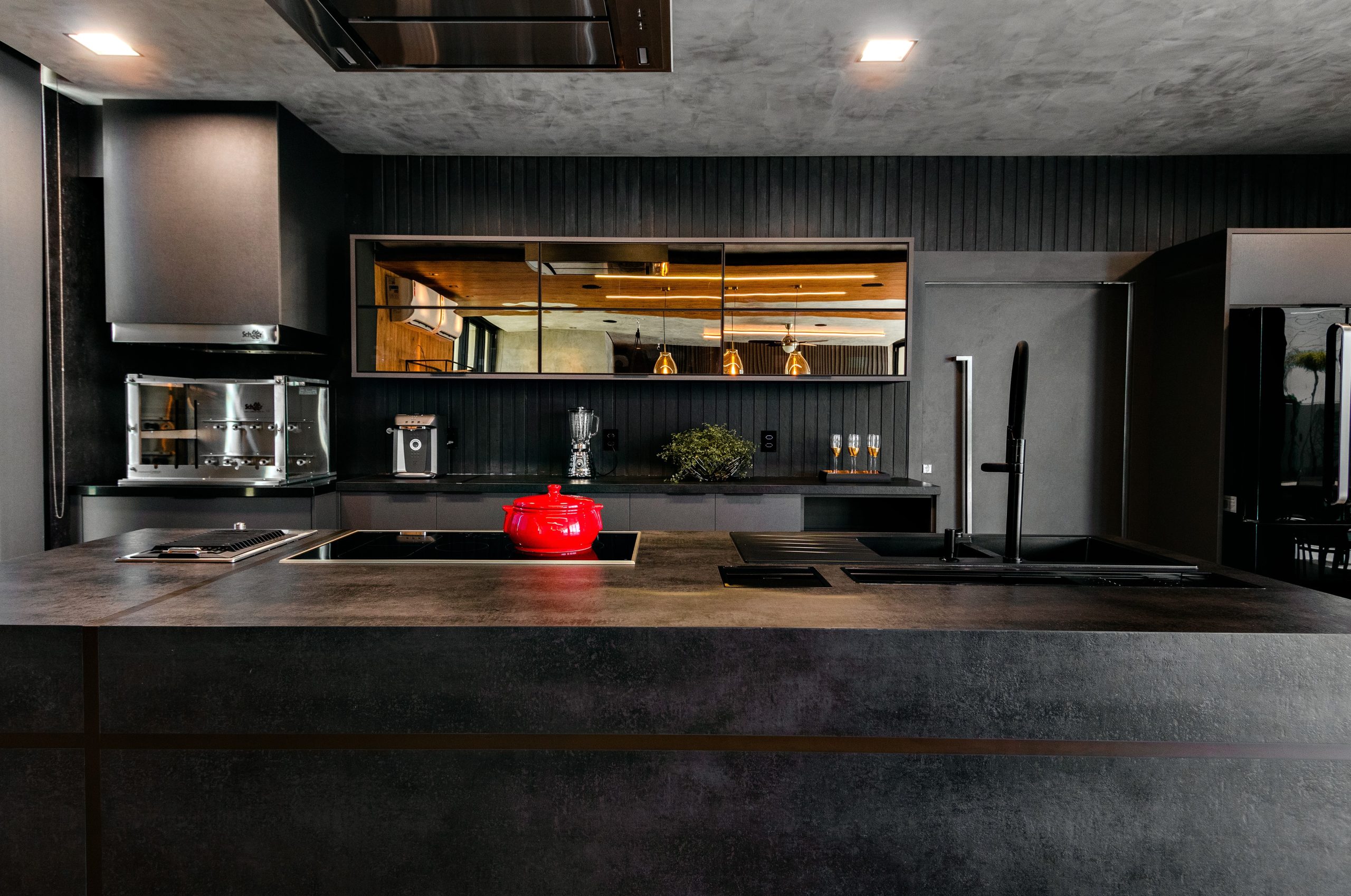 decoração de cozinha com geladeira preta