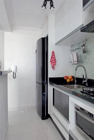 erros ao decorar cozinha com geladeira preta