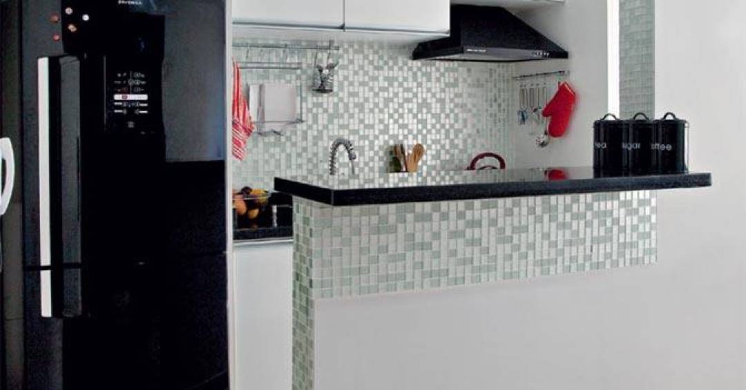 decoração de cozinha com geladeira preta