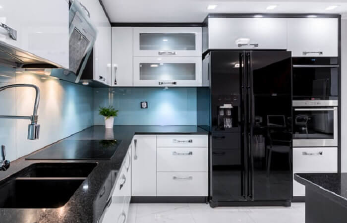 erros ao decorar cozinha com geladeira preta