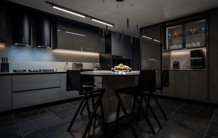 erros ao decorar cozinha com geladeira preta