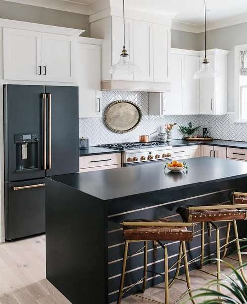 decoração de cozinha com geladeira preta