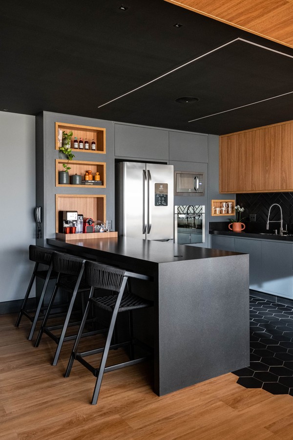 inspiração cozinha com geladeira preta