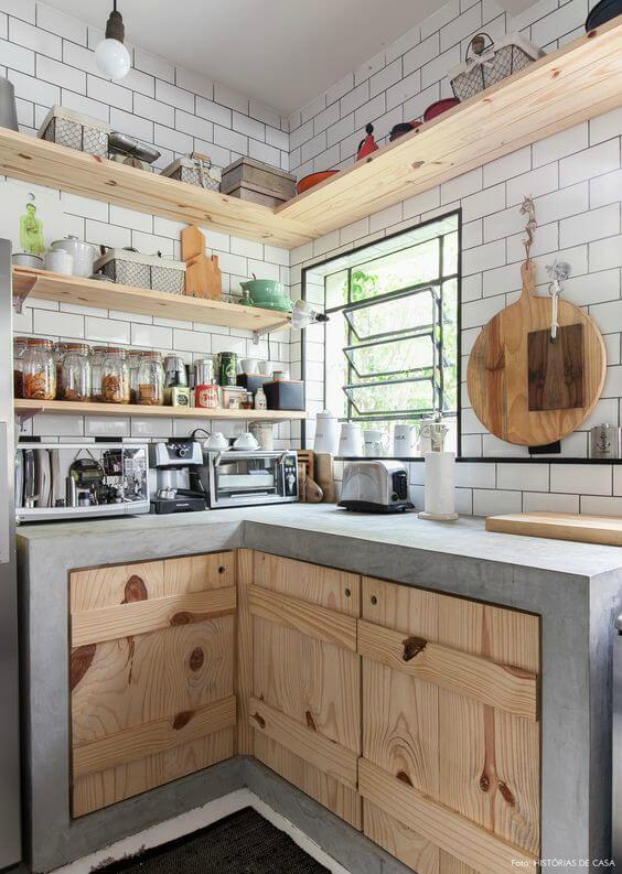 Verticalização Inteligente: Como Usar Prateleiras e Nichos em Cozinhas Pequenas