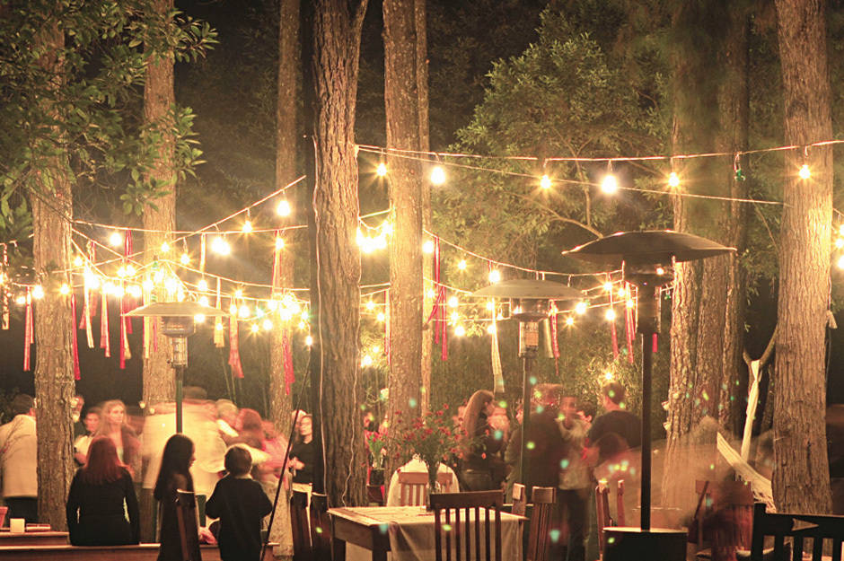 decoração de festa ao ar livre a noite