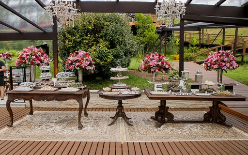 ideias de decoração de festa ao ar livre à noite com luzes