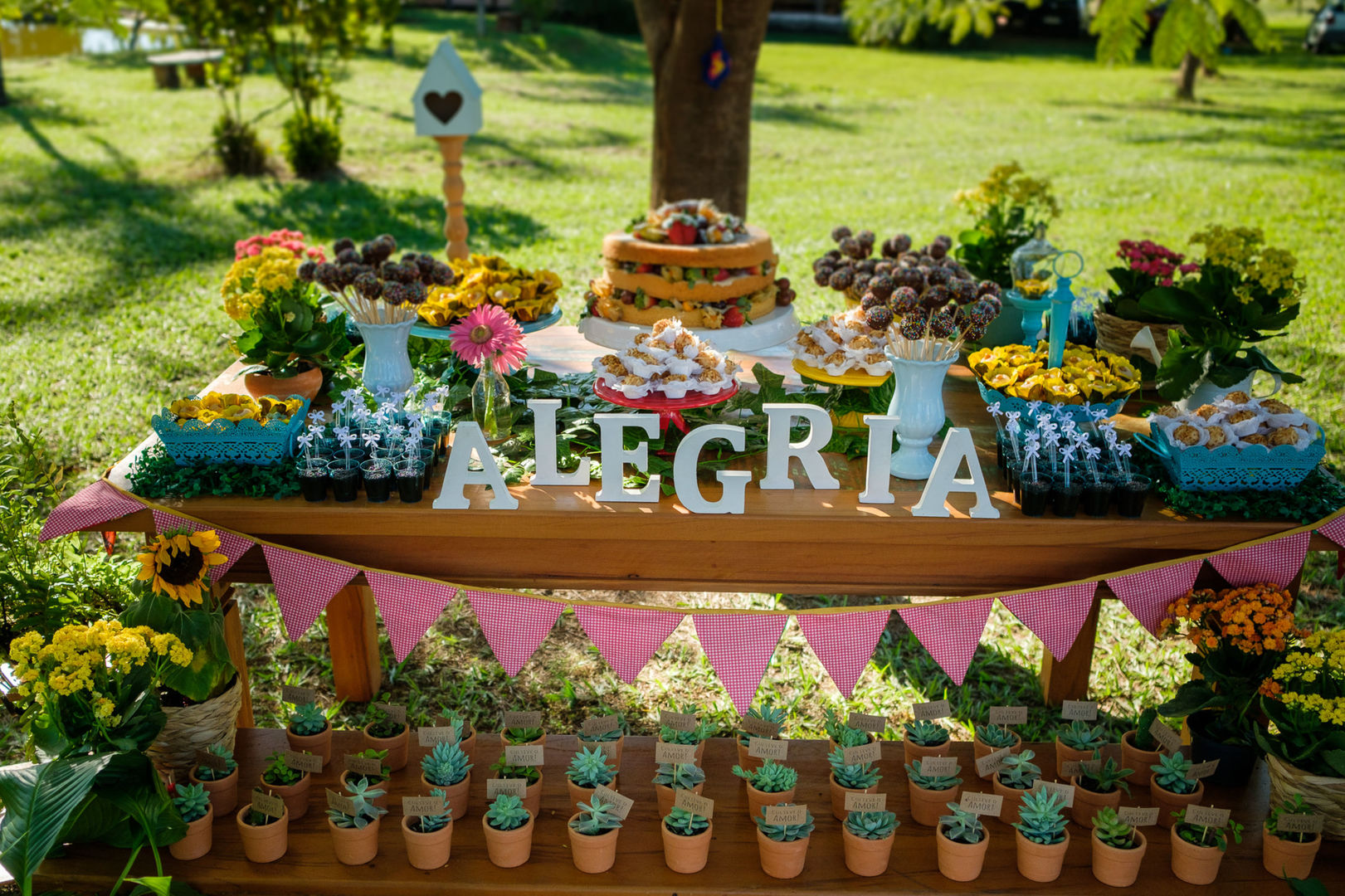 ideias de decoração de festa ao ar livre à noite com luzes