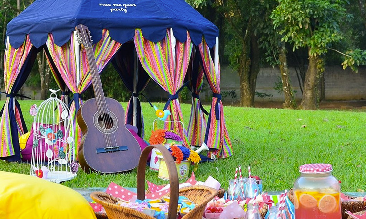 varal de luzes vs lanternas para festa ao ar livre