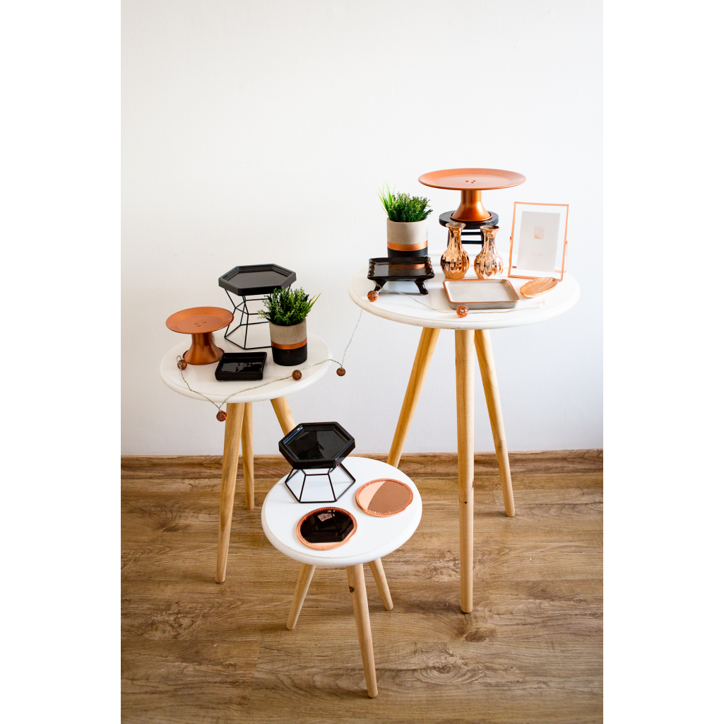 decoração de festa com trio de mesas redondas