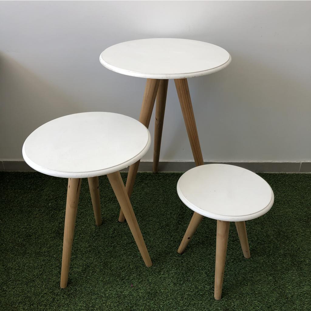 decoração de festa com trio de mesas redondas