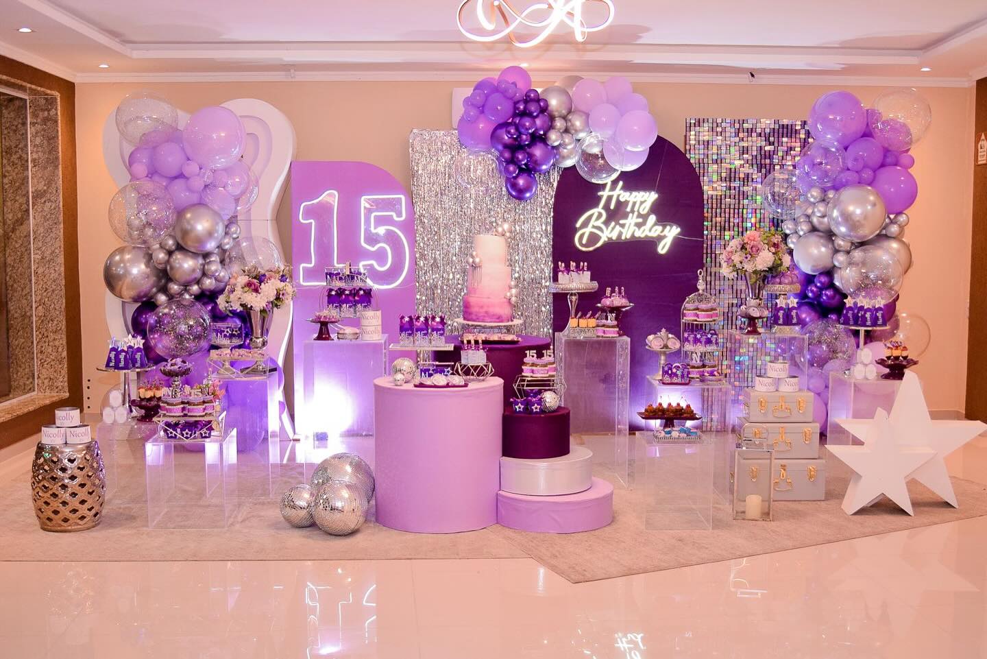 decoração roxo e dourado vs roxo e prata para 15 anos