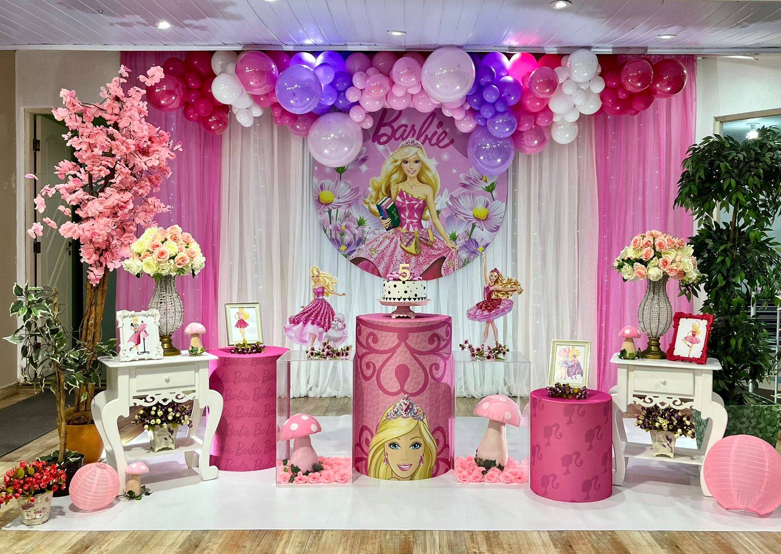 Guia completo de doces e bolos com glitter comestível para festa Barbie