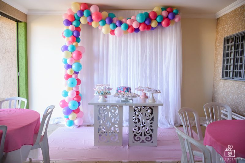 5 ideias de títulos:
1. Festa Infantil Feminina: Decoração Criativa e Econômica com DIY
2. Temas de Festa que Cabem no Bolso: Ideias para Aniversários Infantis
3. Transforme sua Casa em um Conto de Fadas: Decoração de Festa Simples e Encantadora
4. Mini Table e DIY: O Guia Completo para uma Festa Infantil Inesquecível
5. Deixe a Criatividade Fluir: Ideias de Lembrancinhas e Painéis para Festas Infantis