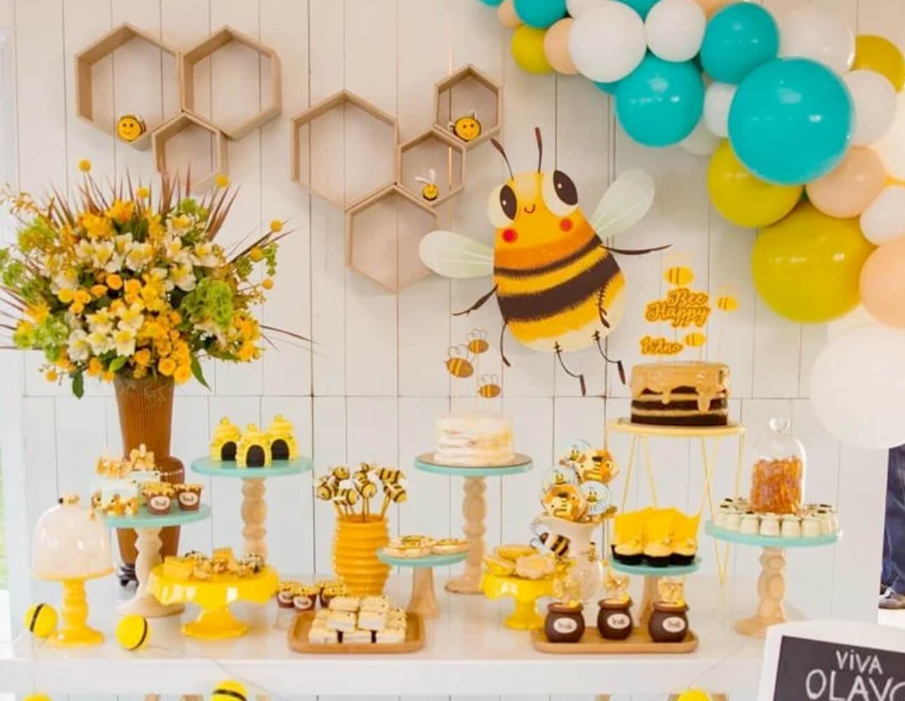 5 ideias de títulos:
1. Festa Infantil Feminina: Decoração Criativa e Econômica com DIY
2. Temas de Festa que Cabem no Bolso: Ideias para Aniversários Infantis
3. Transforme sua Casa em um Conto de Fadas: Decoração de Festa Simples e Encantadora
4. Mini Table e DIY: O Guia Completo para uma Festa Infantil Inesquecível
5. Deixe a Criatividade Fluir: Ideias de Lembrancinhas e Painéis para Festas Infantis