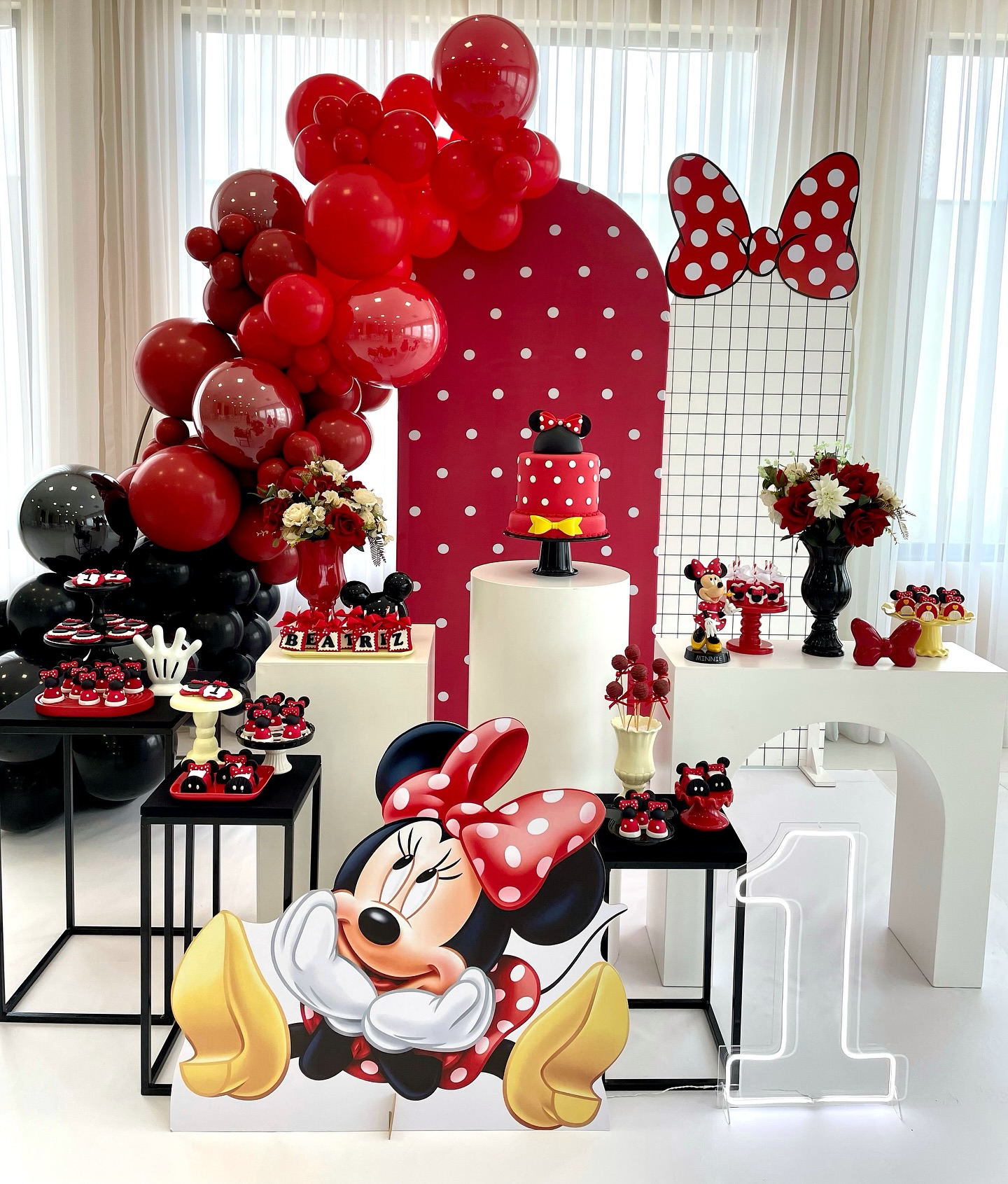 5 ideias de títulos:
1. Festa Infantil Feminina: Decoração Criativa e Econômica com DIY
2. Temas de Festa que Cabem no Bolso: Ideias para Aniversários Infantis
3. Transforme sua Casa em um Conto de Fadas: Decoração de Festa Simples e Encantadora
4. Mini Table e DIY: O Guia Completo para uma Festa Infantil Inesquecível
5. Deixe a Criatividade Fluir: Ideias de Lembrancinhas e Painéis para Festas Infantis