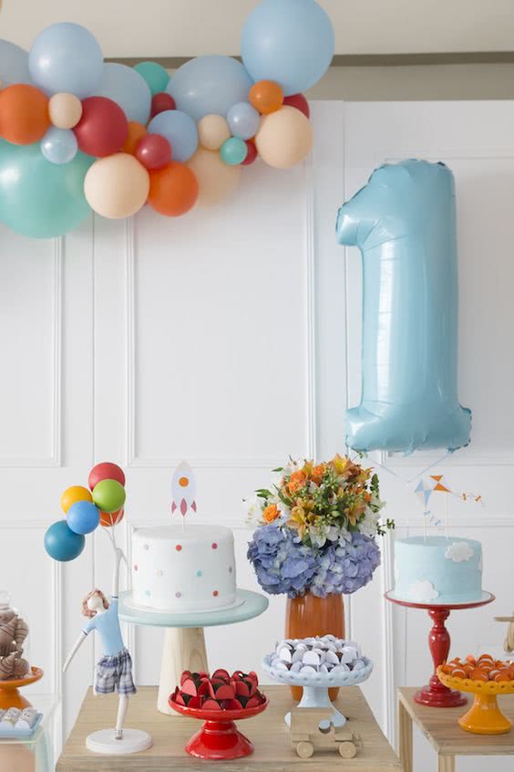 5 ideias de títulos:
1. Festa Infantil Feminina: Decoração Criativa e Econômica com DIY
2. Temas de Festa que Cabem no Bolso: Ideias para Aniversários Infantis
3. Transforme sua Casa em um Conto de Fadas: Decoração de Festa Simples e Encantadora
4. Mini Table e DIY: O Guia Completo para uma Festa Infantil Inesquecível
5. Deixe a Criatividade Fluir: Ideias de Lembrancinhas e Painéis para Festas Infantis
