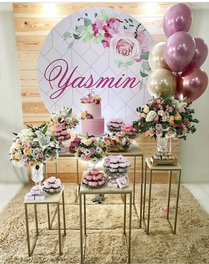 5 ideias de títulos:
1. Festa Neon: Ilumine sua Celebração com Estilo e Economia
2. Minimalismo na Festa Jovem: Sofisticação com Poucos Elementos
3.