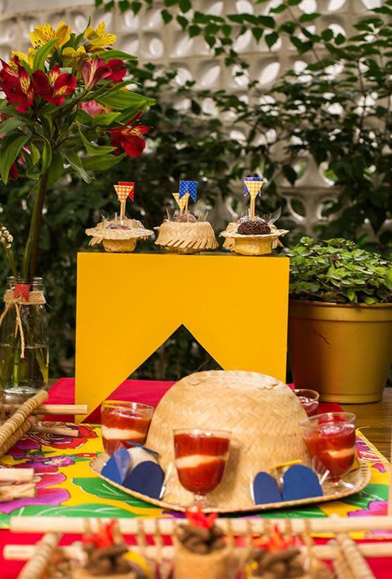 Além das Bandeirinhas: Os Elementos Indispensáveis para uma Decoração de Arraial Autêntica